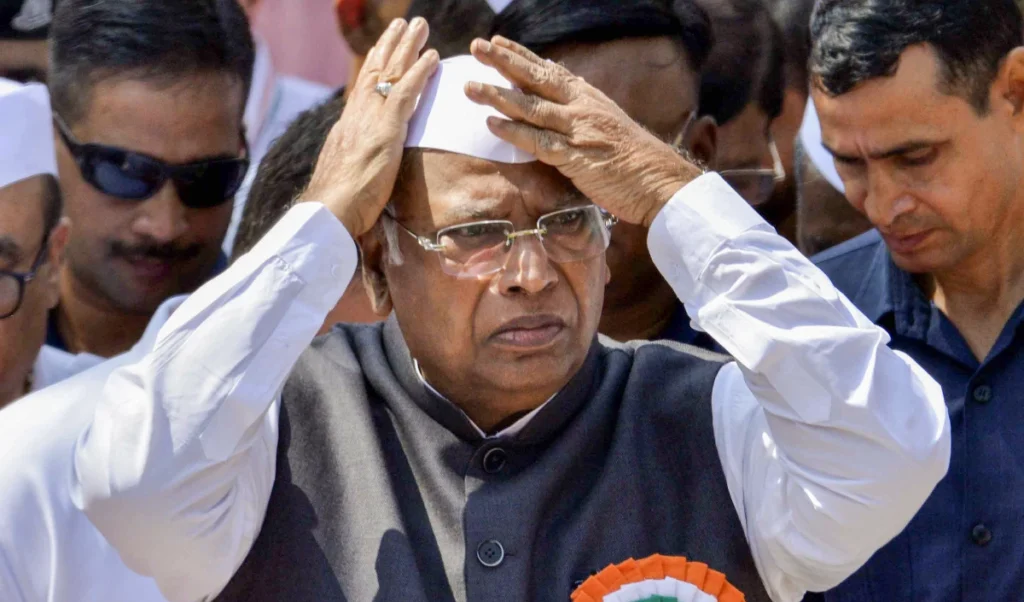 खड़गे की PM मोदी से मांग: अगर सरदार पटेल का सम्मान करते हैं तो RSS पर बैन लगाएं खड़गे की PM मोदी से मांग: अगर सरदार पटेल का सम्मान करते हैं तो RSS पर बैन लगाएं