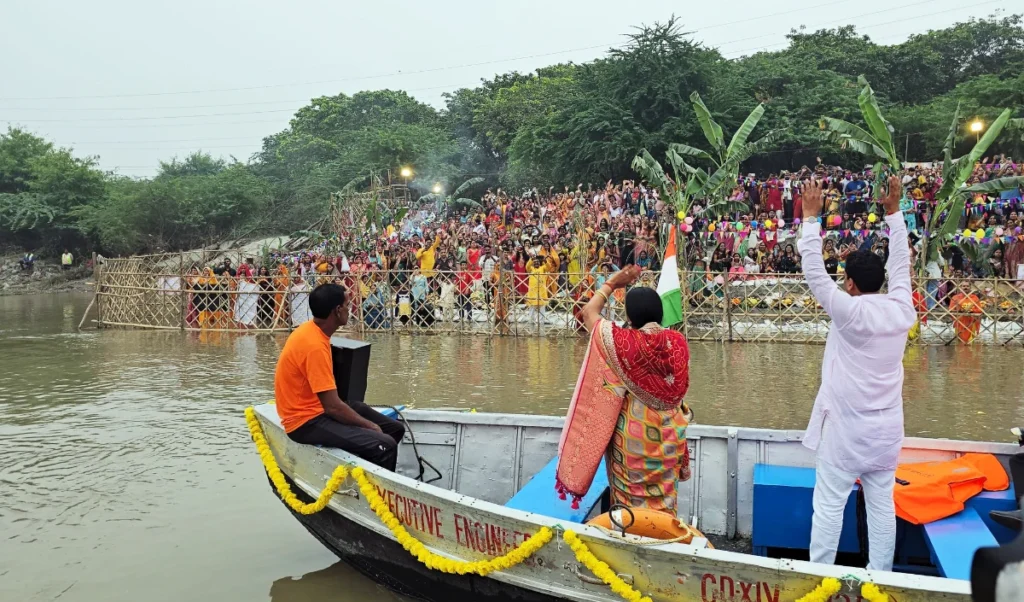 छठ पूजा पर यमुना में प्रदूषण, ‘नकली घाट’ विवाद पर भाजपा-आप में सियासी जंग तेज छठ पूजा पर यमुना में प्रदूषण, ‘नकली घाट’ विवाद पर भाजपा-आप में सियासी जंग तेज