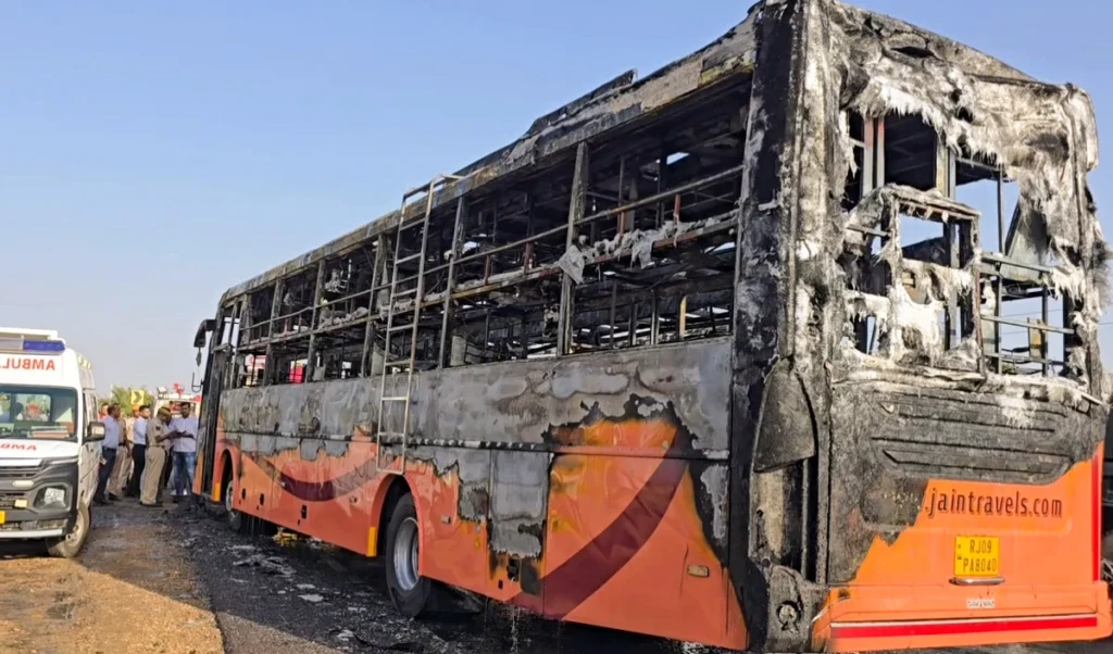 जैसलमेर बस अग्निकांड: ना इमरजेंसी गेट, ना हथौड़ा, नई बस में जाम दरवाजा बना मौत का कारण, तड़प-तड़प जिंदा जले 21 लोग जैसलमेर बस अग्निकांड: ना इमरजेंसी गेट, ना हथौड़ा, नई बस में जाम दरवाजा बना मौत का कारण, तड़प-तड़प जिंदा जले 21 लोग