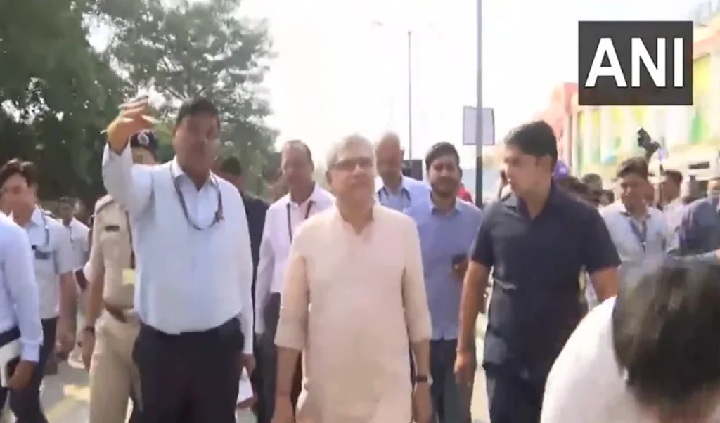 त्योहारों की भीड़ से निपटने को रेलवे तैयार! अश्विनी वैष्णव ने नई दिल्ली स्टेशन पर परखीं व्यवस्थाएं त्योहारों की भीड़ से निपटने को रेलवे तैयार! अश्विनी वैष्णव ने नई दिल्ली स्टेशन पर परखीं व्यवस्थाएं