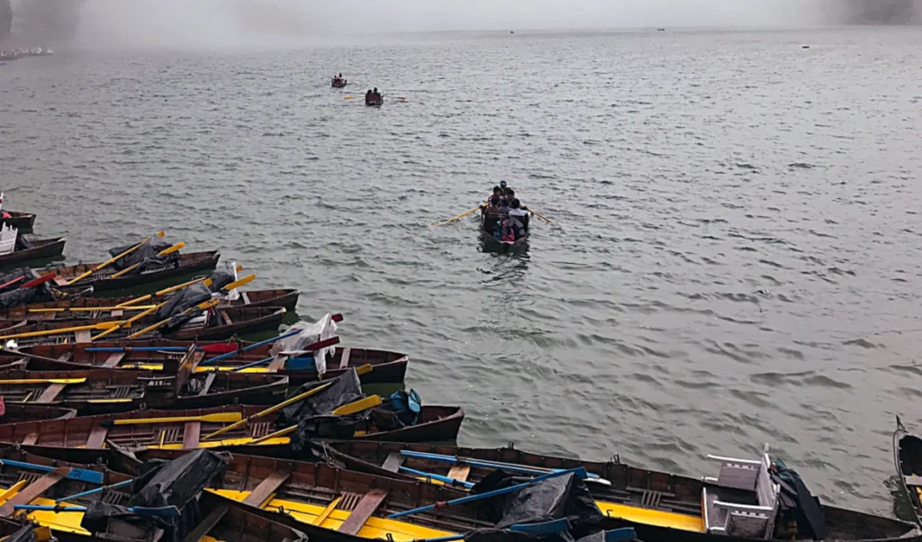 नदी में पलटी नाव : एक महिला की डूब कर मौत, आठ लापता