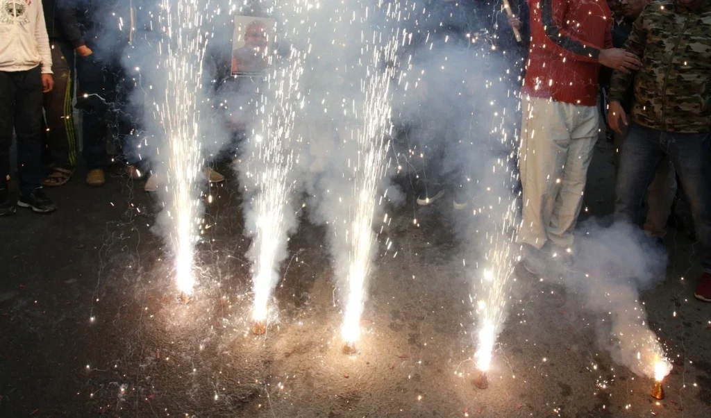 पटाखों पर प्रतिबंध हटाने की एसजी की अनूठी दलील : सीजेआई गवई के भीतर बैठे बच्चे से की अपील