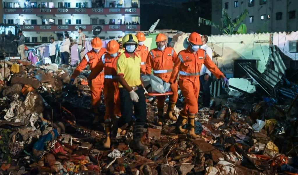 बेंगलुरु में दर्दनाक हादसा: निर्माण स्थल पर मिट्टी धंसने से दो मजदूरों की मौत, एक घायल