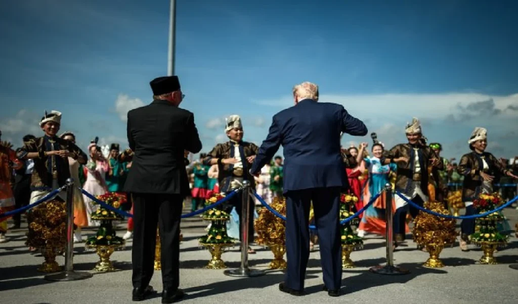 मलेशिया के PM संग नाचते-नाचते ट्रंप ने अब इस देश पर ठोक दिया 10% का टैरिफ, दुनिया हैरान!