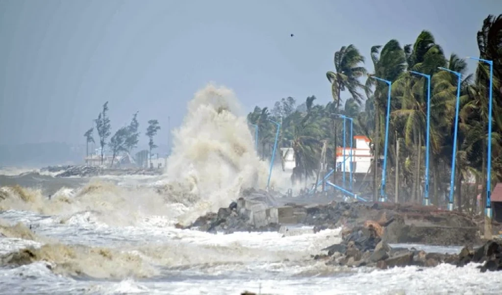 महाराष्ट्र: पिकनिक के दौरान अरब सागर में एक ही परिवार के 3 लोग डूबे, 4 अन्य लापता
