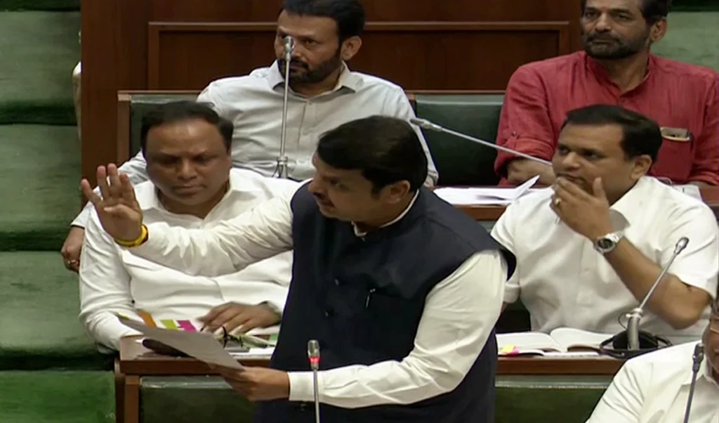 अब स्कूलों में गूंजेगा पूरा वंदे मातरम्, 150 साल होने पर महाराष्ट्र सरकार का बड़ा ऐलान अब स्कूलों में गूंजेगा पूरा वंदे मातरम्, 150 साल होने पर महाराष्ट्र सरकार का बड़ा ऐलान