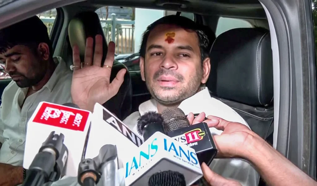 बहन पर वार करने वालों पर चलेगा सुदर्शन चक्र, रोहिणी के अपमान पर तेज प्रताप ने दी चेतावनी