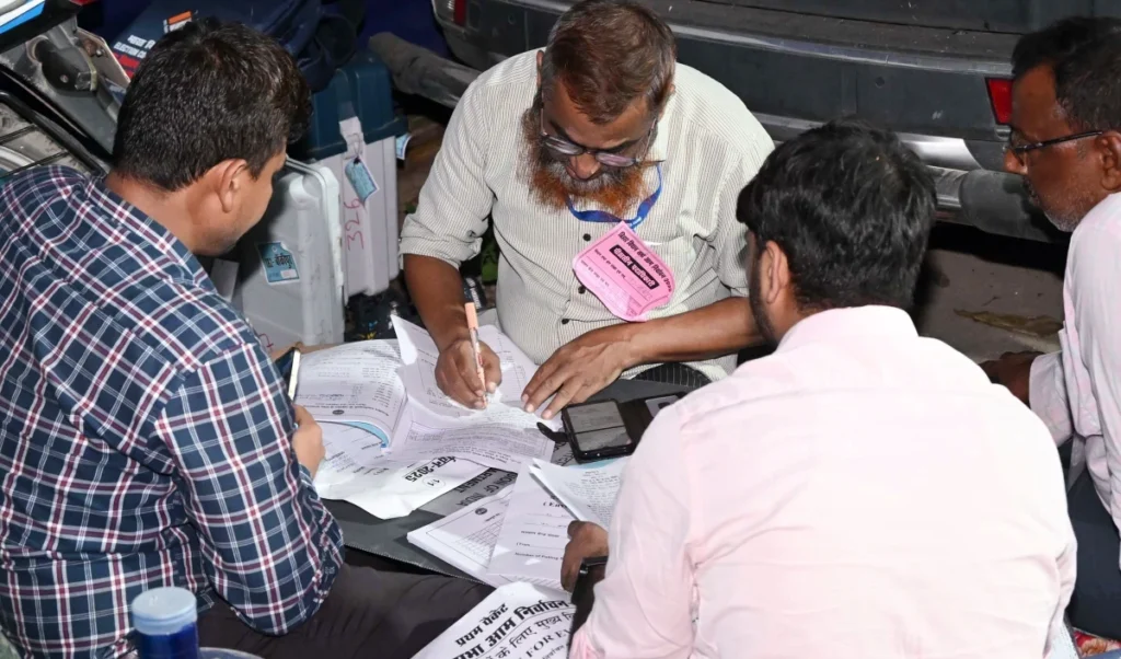 बिहार विधानसभा चुनाव 2025: मतदान खत्म, अब एग्जिट पोल पर निगाहें,  NDA और महागठबंधन में कड़ी टक्कर