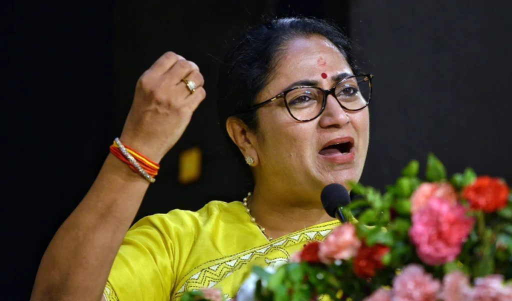 हाथ में गुब्बारे लेकर दिल्ली की CM रेखा गुप्ता बड़ा ऐलान, मचा देगा राजनीतिक हड़कंप