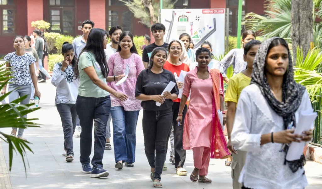 Delhi University के दो कॉलेजों को बम से उड़ाने की धमकी मिली