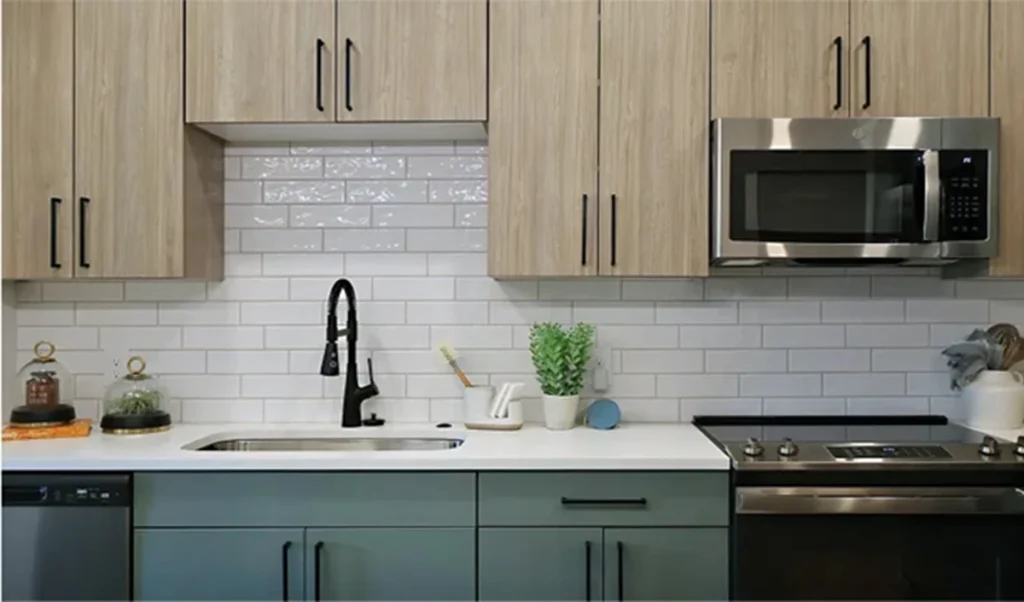 Kitchen Cleaning Hacks: किचन चिमनी की चिकनाई पल भर में गायब, बिना जाली निकाले चमकाएं नई जैसी, जानें ये सीक्रेट हैक