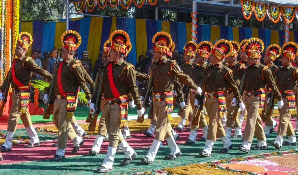 UP Home Guard Bharti 2025: यूपी होम गार्ड भर्ती के लिए आवेदन करने की लास्ट डेट कल है, 10वीं पास जल्द करें अप्लाई