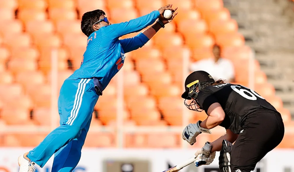 ऑलराउंडर दीप्ति शर्मा का कमाल, टी20I गेंदबाजों की रैंकिंग में हासिल किया पहला स्थान