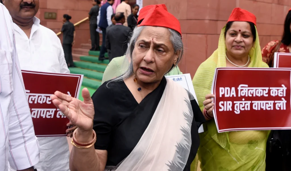 जया बच्चन की पैपराजी पर 'गंदे कपड़े' वाली टिप्पणी पर विवाद, अशोक पंडित ने साधा निशाना जया बच्चन की पैपराजी पर 'गंदे कपड़े' वाली टिप्पणी पर विवाद, अशोक पंडित ने साधा निशाना