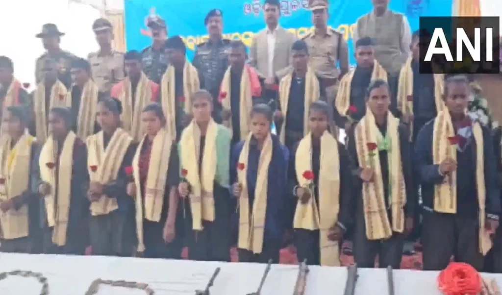 माओवादियों के गढ़ मलकानगिरी में 22 नक्सलियों का आत्मसमर्पण, शांति की ओर बढ़ा ओडिशा