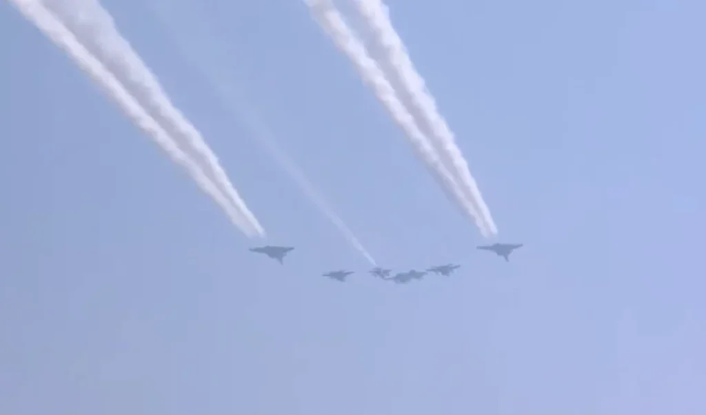 2 राफेल, 2 मिग-29, दो सुखोई-30 और एक जैगुआर विमान, आसमान में फाइटर जेट्स ने बनाया ‘ऑपरेशन सिंदूर’ फॉर्मेशन