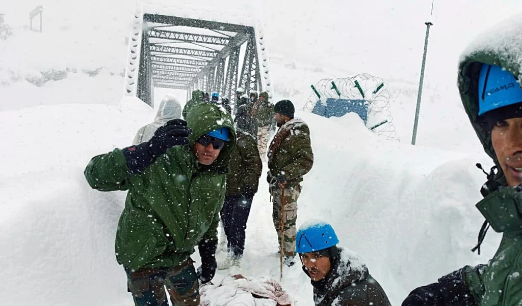America में बर्फीले तूफान की वजह से करीब 10 हजार उड़ानें रद्द America में बर्फीले तूफान की वजह से करीब 10 हजार उड़ानें रद्द