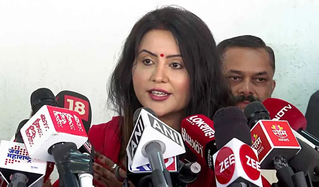 CM Devendra Fadnavis की Davos Visit को Sanjay Raut ने बताया Picnic, Amruta Fadnavis ने किया पलटवार