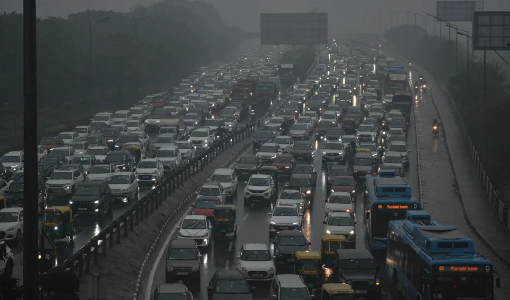 Delhi-NCR में तूफानी बारिश बनी आफत, लेकिन जहरीली हवा से मिली राहत, सुधरा AQI