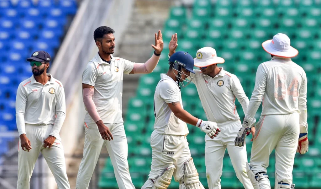 Delhi के खिलाफ रणजी ट्रॉफी मैच में मुंबई के खिलाड़ियों ने पहना फेस मास्क Delhi के खिलाफ रणजी ट्रॉफी मैच में मुंबई के खिलाड़ियों ने पहना फेस मास्क