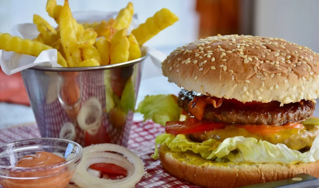 Fast Food बना रहा शरीर को खोखला, Health Experts ने दी चेतावनी, हो सकती हैं ये गंभीर बीमारियां