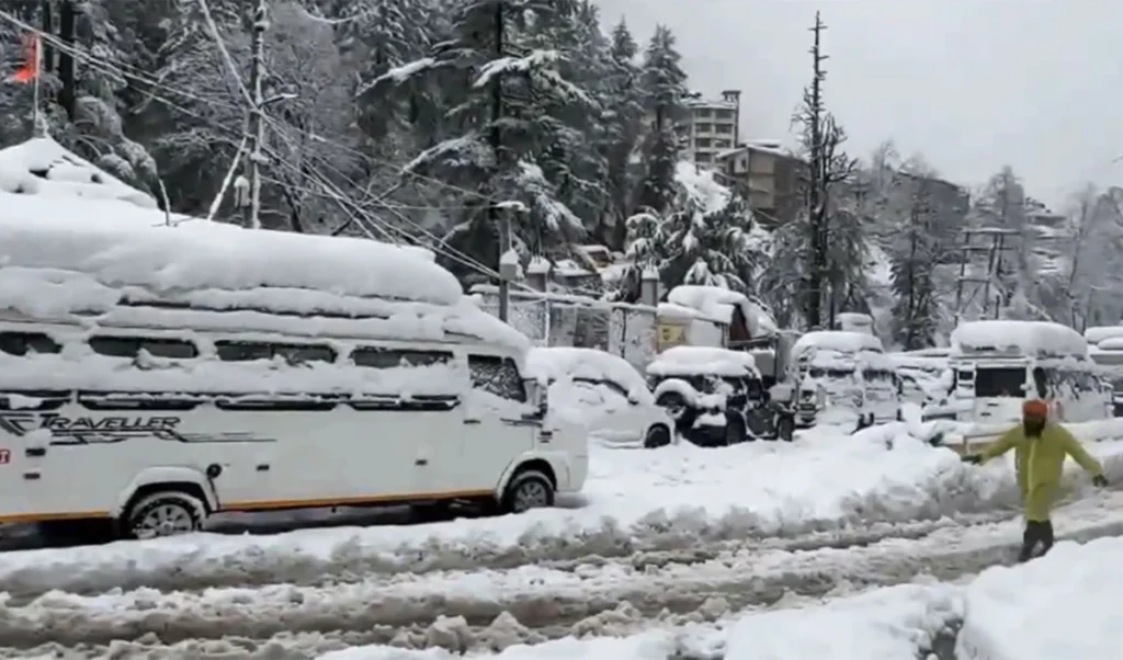 Himachal पर मौसम की मार! भारी Snowfall से Cold Wave का सितम, 600 से ज़्यादा सड़कें बंद