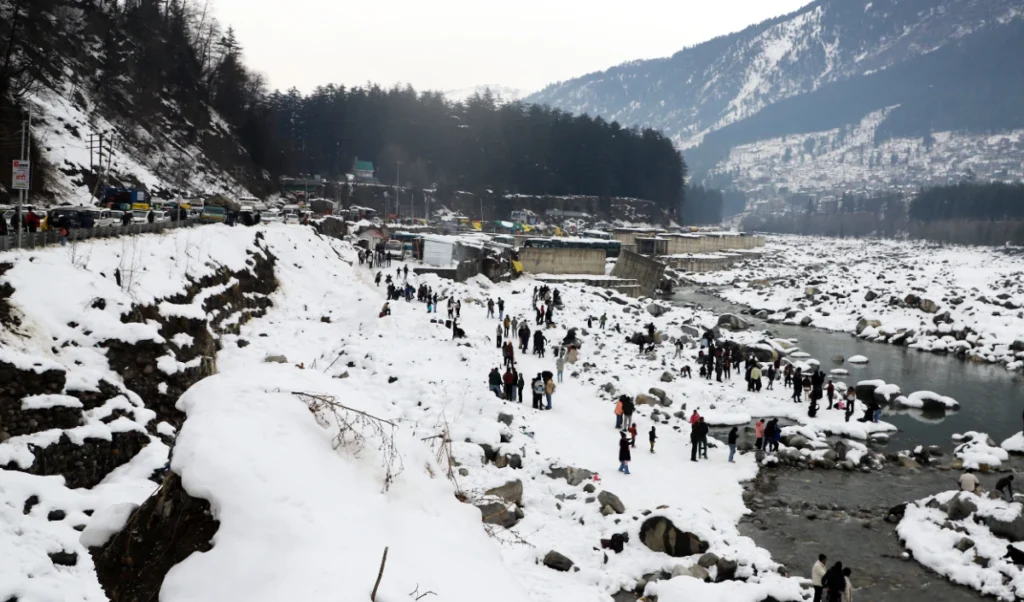 Jammu & Kashmir Snowfall | श्रीनगर में भारी बर्फबारी! विजिबिलिटी कम होने से कई उड़ानें रद्द, यात्रियों की बढ़ी मुश्किलें