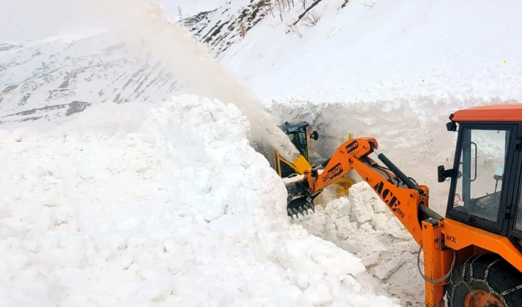 Jammu-Kashmir: भारी हिमपात होने के कारण कई सड़कें बंद, उड़ानें रद्द Jammu-Kashmir: भारी हिमपात होने के कारण कई सड़कें बंद, उड़ानें रद्द