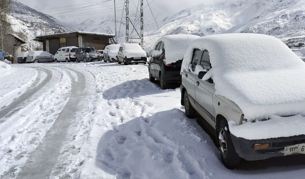 Kashmir में ताजा बर्फबारी, श्रीनगर-जम्मू राष्ट्रीय राजमार्ग आंशिक रूप से बहाल Kashmir में ताजा बर्फबारी, श्रीनगर-जम्मू राष्ट्रीय राजमार्ग आंशिक रूप से बहाल