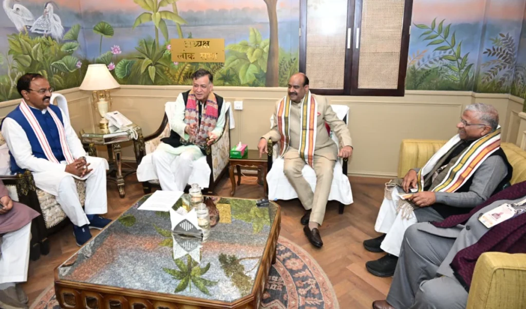 Lucknow में Deputy CM Keshav Maurya ने किया Om Birla का स्वागत, कहा- आपका अनुभव भविष्य का दर्पण