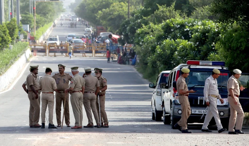 Noida: पानी से भरे गड्ढ़े में गिरकर हुई एक इंजीनियर की मौत के मामले में दो और बिल्डर गिरफ्तार