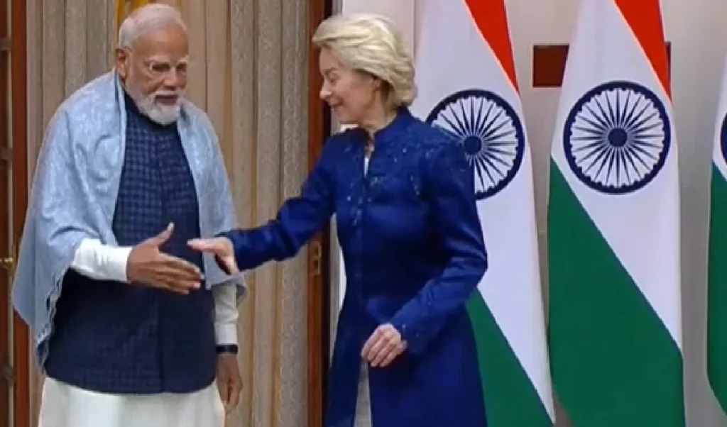 PM मोदी के हाथों पर रखा हाथ और…EU चीफ ने कैमरे के सामने क्या करने को कहा?