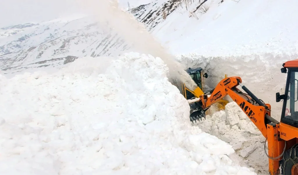 Pakistan के खैबर पख्तूनख्वा में हिमस्खलन से नौ लोगों की मौत Pakistan के खैबर पख्तूनख्वा में हिमस्खलन से नौ लोगों की मौत