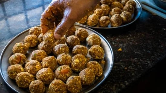 Sugar Free Gond: A Diabetic Friendly Gond Ladoo Recipe Using Dates And Nuts For Winter Sugar Free Gond: A Diabetic Friendly Gond Ladoo Recipe Using Dates And Nuts For Winter