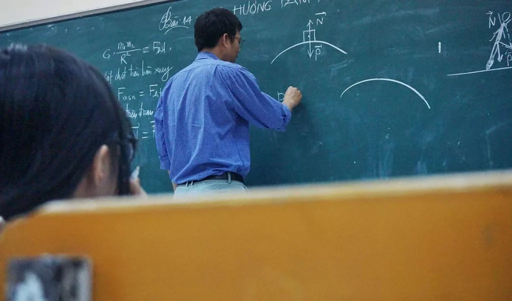 UP: कड़ाके की ठंड की वजह से गौतम बुद्ध नगर में नर्सरी से 12वीं तक के विद्यालयों का समय बदला