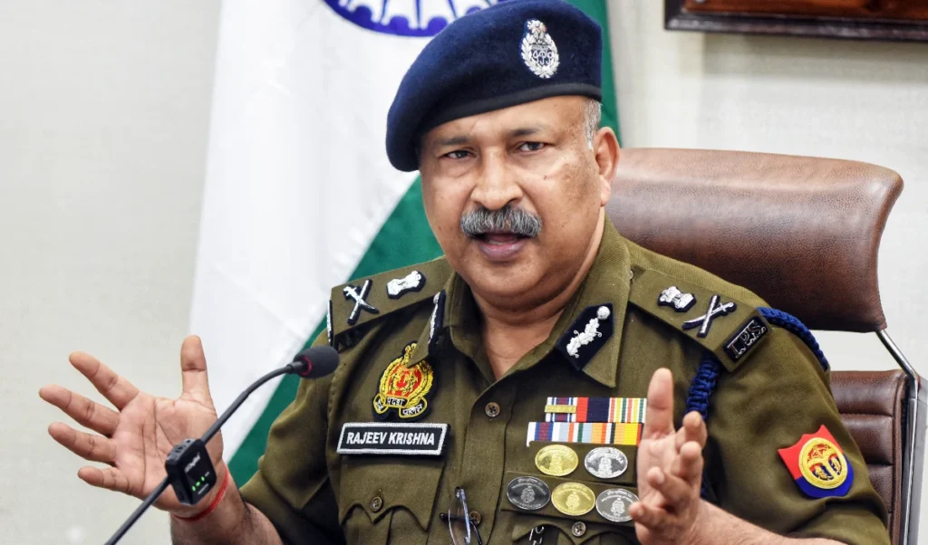 Uttar Pradesh के मुख्य सचिव और डीजीपी ने गणतंत्र दिवस पर राष्ट्रीय ध्वज फहराया