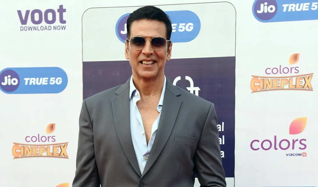 bmc elections bollywood stars akshay kumar and sanya malhotra cast their votes