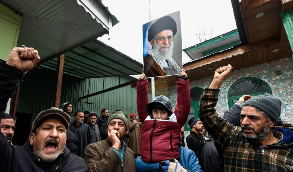 ईरान में हालात बेकाबू, प्रदर्शनकारियों पर ताबड़तोड़ फायरिंग, 250 से ज्यादा मस्जिदों को किया आग के हवाले