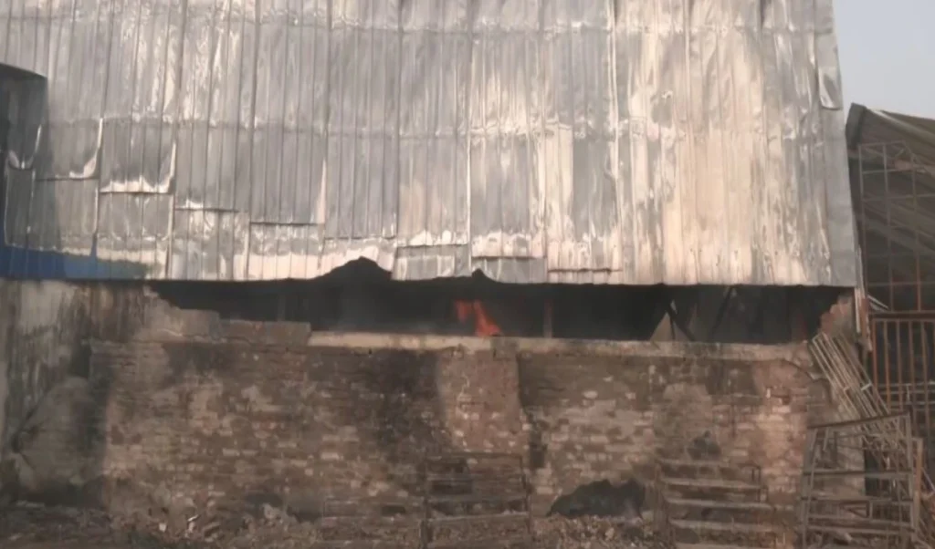 कोलकाता के गोदाम में लगी आग में 16 लोगों की मौत, 13 लापता, बचाव अभियान जारी