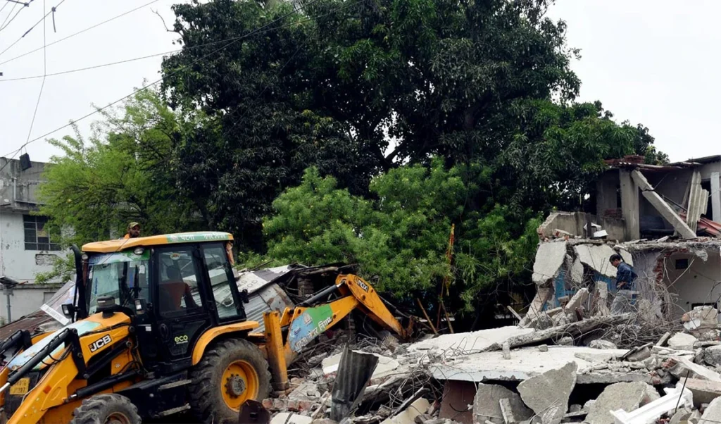 पुलिस पर पथराव की सजा है बुलडोजर नीति