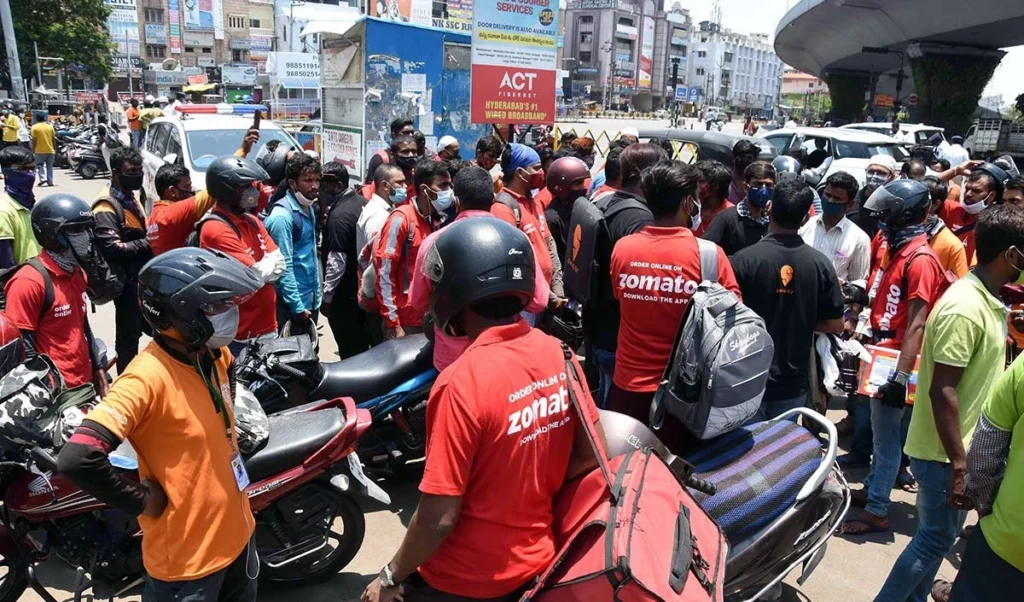 भारत में 10 मिनट डिलीवरी मॉडल पर सवाल, गिग वर्कर्स के दबाव में कंपनियों का रुख बदला भारत में 10 मिनट डिलीवरी मॉडल पर सवाल, गिग वर्कर्स के दबाव में कंपनियों का रुख बदला