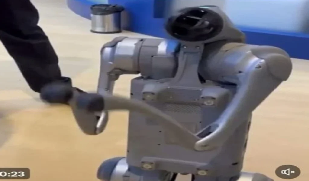 AI Summit में Chinese Robodog पर बवाल, AAP का BJP पर हमला- ये कॉपी-पेस्ट सरकार है