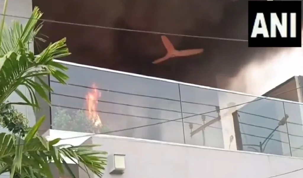 Andhra Pradesh में सियासी बवाल, YSRCP नेता Jogi Ramesh का घर फूंका, Jagan ने Naidu को घेरा Andhra Pradesh में सियासी बवाल, YSRCP नेता Jogi Ramesh का घर फूंका, Jagan ने Naidu को घेरा