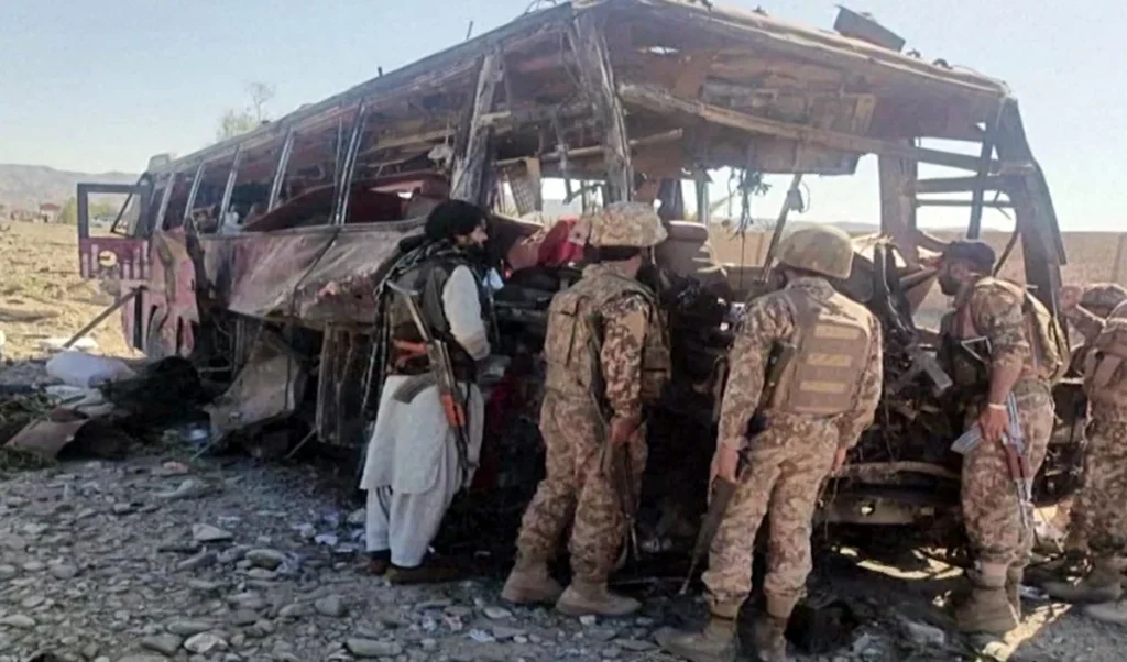 Balochistan में रेल सेवाएं ठप, मोबाइल बंद, सामान छोड़ कर भाग रहे पाकिस्तानी सुरक्षाकर्मी, Islamabad के छूटे पसीने