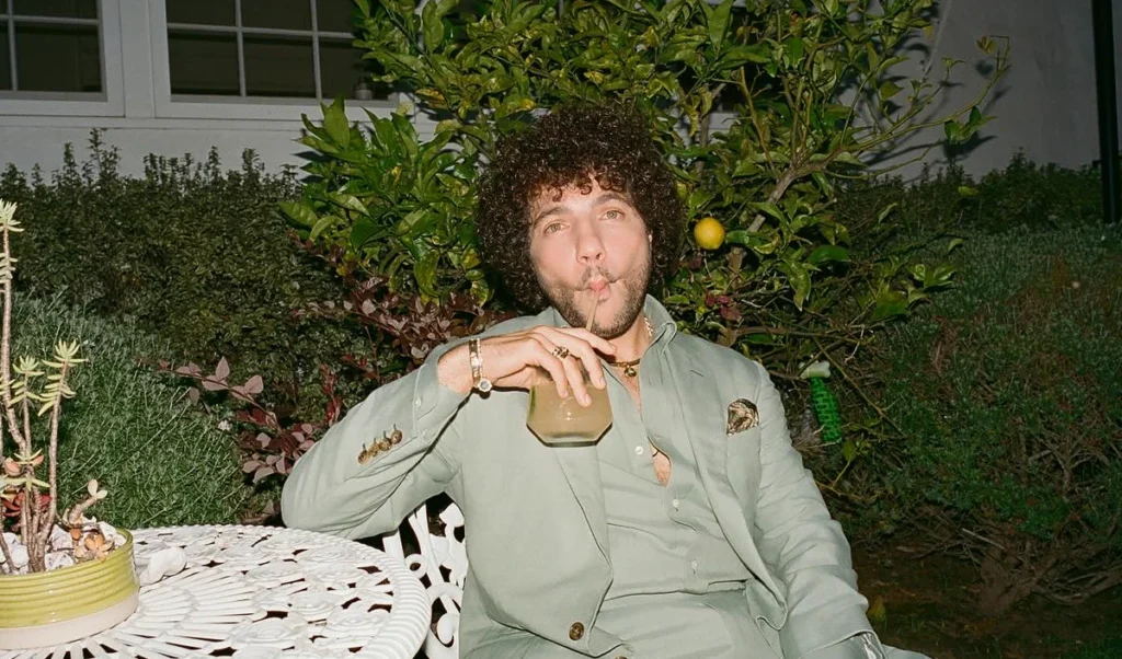 Benny Blanco का 'गंदे पैरों' वाली ट्रोलिंग पर करारा जवाब! Jimmy Kimmel Live Show पर मोजा उतारकर दिखाए 'साफ पैर'