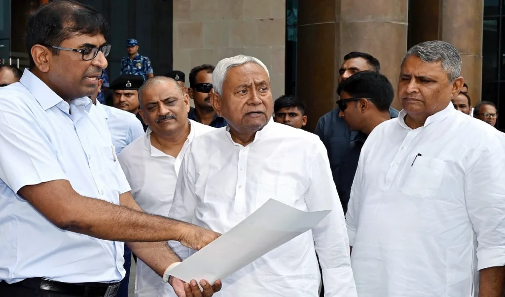 Bihar Assembly में गरजे Nitish Kumar, तेजस्वी से पूछा- 6 MLAs को कितना पैसा दिया?