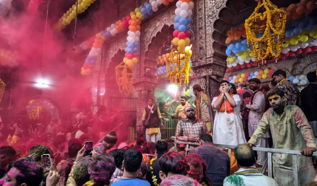 Braj Holi Trip: मथुरा-वृंदावन की गलियों में रंगने का सपना होगा पूरा, ये रहा Low Budget प्लान Braj Holi Trip: मथुरा-वृंदावन की गलियों में रंगने का सपना होगा पूरा, ये रहा Low Budget प्लान