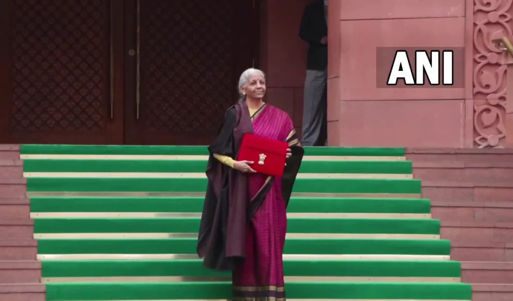 Budget 2026 | ‘बही-खाता’ स्टाइल पाउच में डिजिटल टैबलेट लेकर संसद पहुंचीं निर्मला सीतारमण, पेश करेंगी नौवां बजट