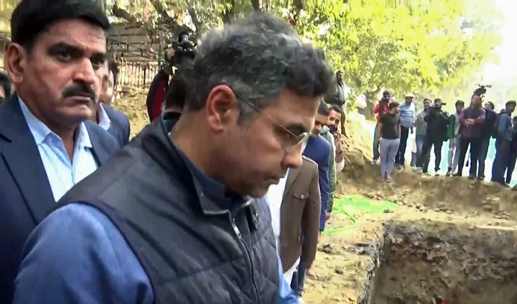 Delhi Death Pit: जनकपुरी में बाइक सवार की मौत पर बड़ा Action, जल बोर्ड के 3 अफसर निलंबित Delhi Death Pit: जनकपुरी में बाइक सवार की मौत पर बड़ा Action, जल बोर्ड के 3 अफसर निलंबित