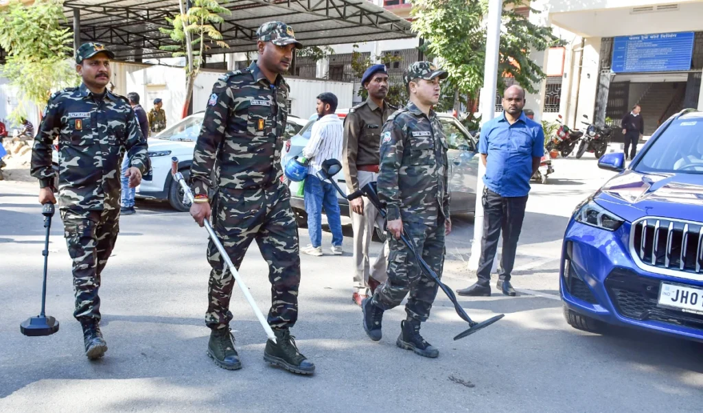 Delhi Schools Bomb Threat | दिल्ली के स्कूलों में बम की दहशत: कई प्रतिष्ठित शिक्षण संस्थानों को मिले धमकी भरे ईमेल Delhi Schools Bomb Threat | दिल्ली के स्कूलों में बम की दहशत: कई प्रतिष्ठित शिक्षण संस्थानों को मिले धमकी भरे ईमेल